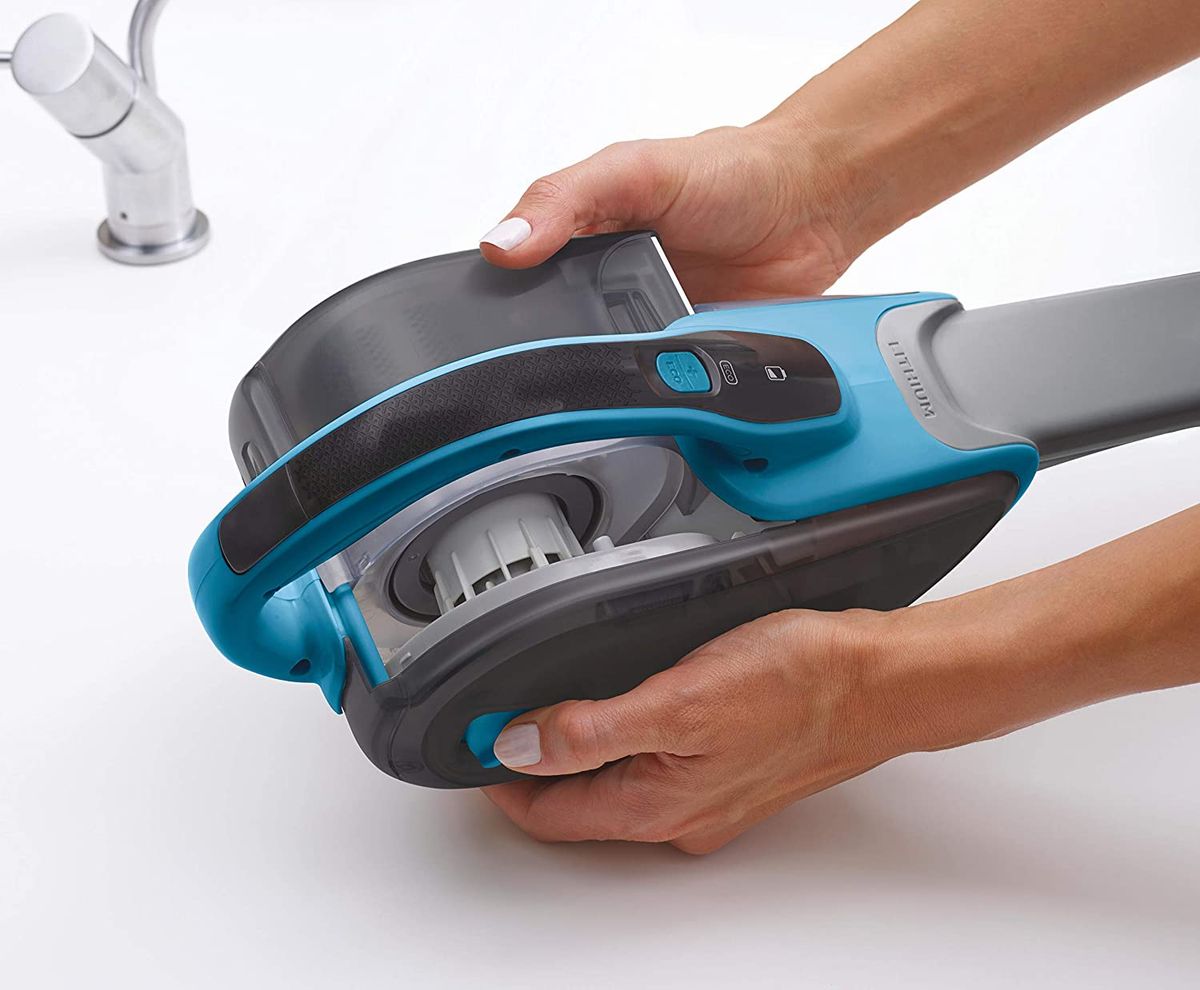 BLACK+DECKER 10.8 V Lithium-Ion Dustbuster with Cyclonic Action, 21.6 W 220  VOLTS NOT FOR