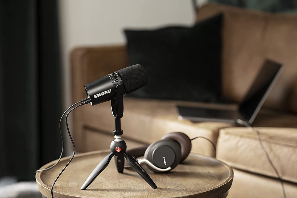 Shure MV7-K-BNDL - Podcast Microphone Bundle with Mini Tripod